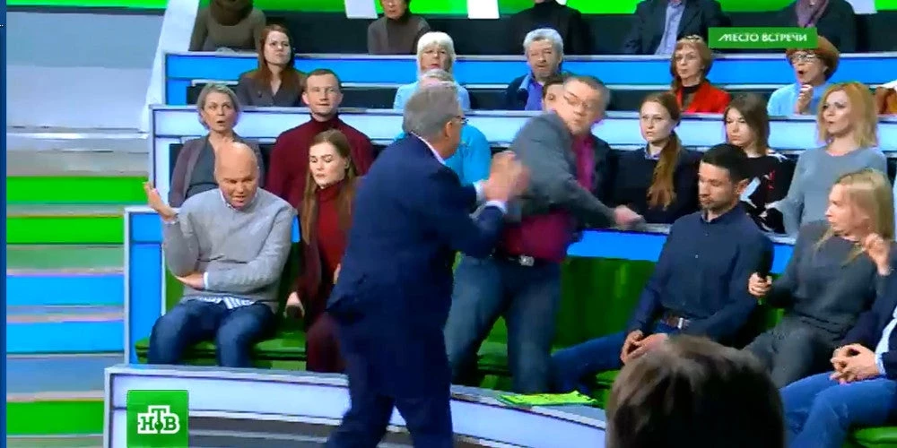 «Άγριο ξύλο» παρουσιαστή με πολιτικό (βίντεο)